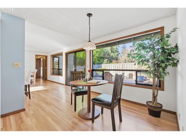 993 ROBIN HOOD Ave, Eugene, OR 97401