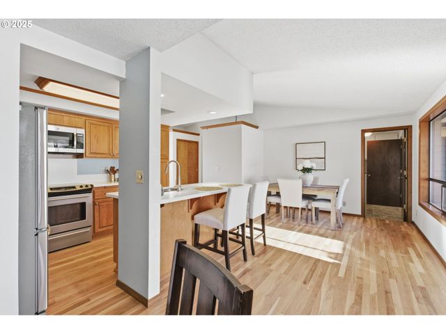 993 ROBIN HOOD Ave, Eugene, OR 97401