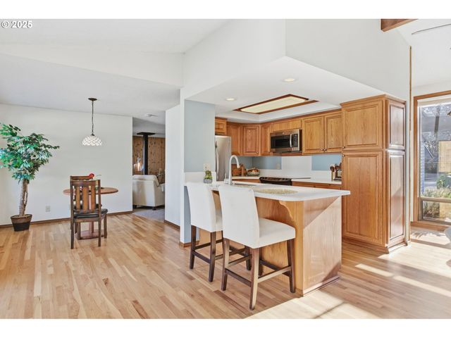 993 ROBIN HOOD Ave, Eugene, OR 97401