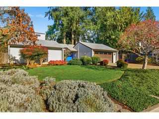 993 ROBIN HOOD Ave, Eugene, OR 97401