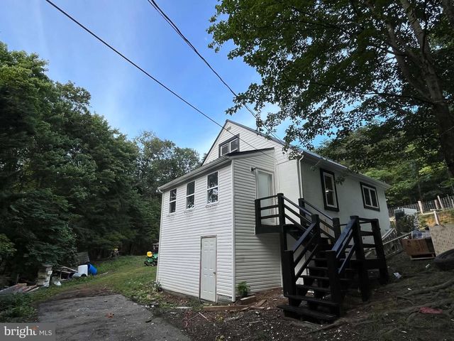 3267 VALLEY RD, Berkeley Springs, WV 25411