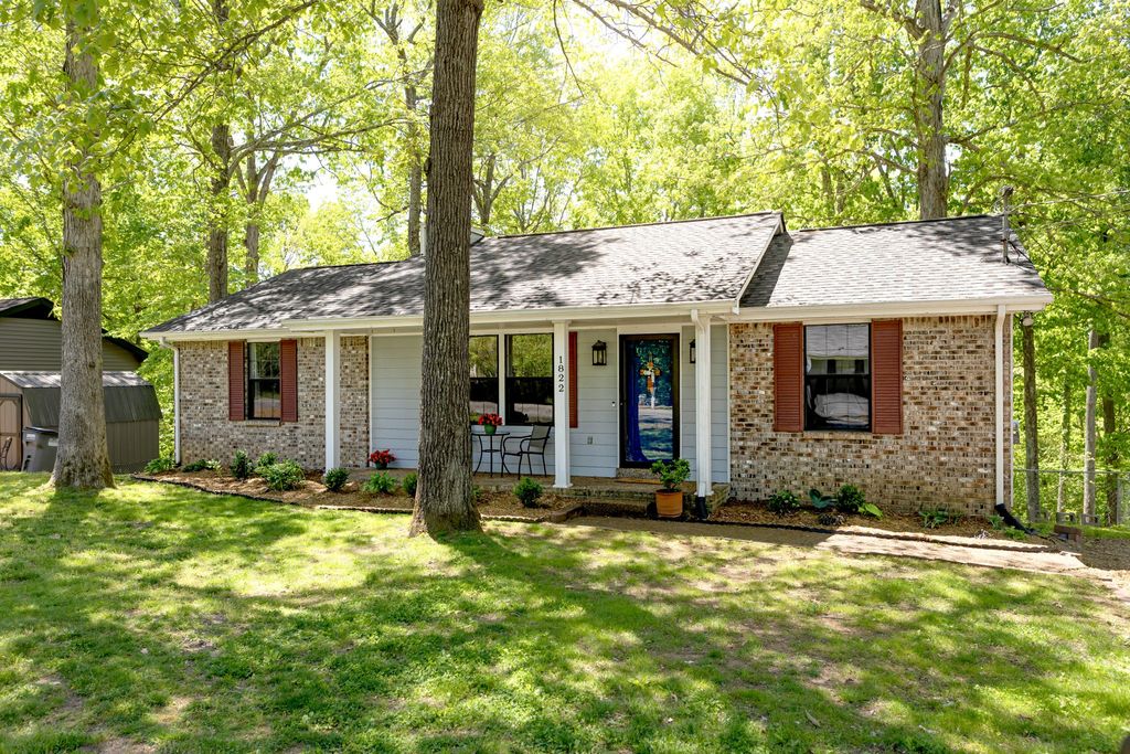 1822 Winding Way Dr, White House, TN 37188