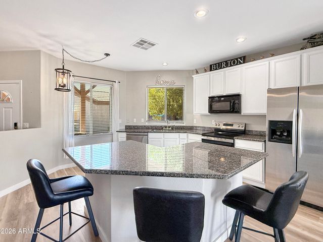 8931 W SAINT JOHN Road, Peoria, AZ 85382
