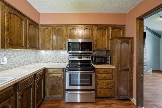 2924 SW Walnut Street, Blue Springs, MO 64015