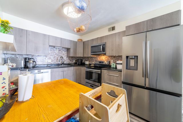 1079 Millpond Road E, Valparaiso, IN 46385