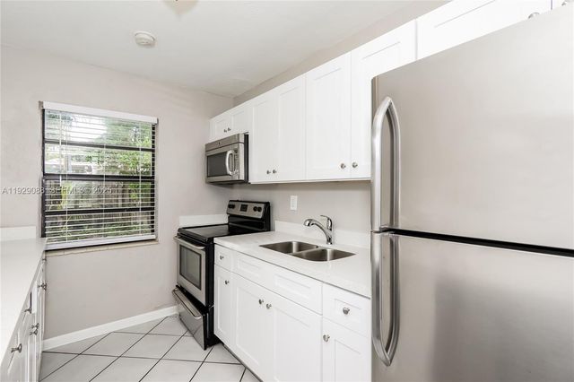 1367 NE 27th St, Pompano Beach, FL 33064