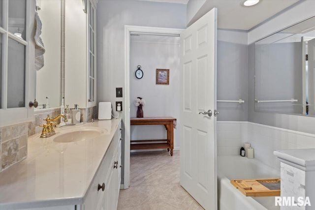 158 COUNTRY LAKE Road, Springfield, IL 62711