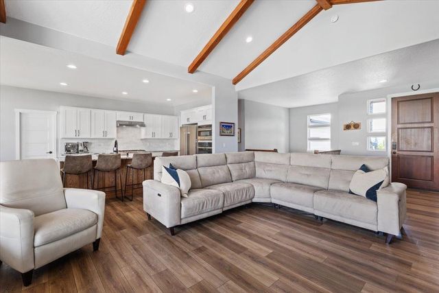 4210 W Pine Cliff Dr, Spokane, WA 99208