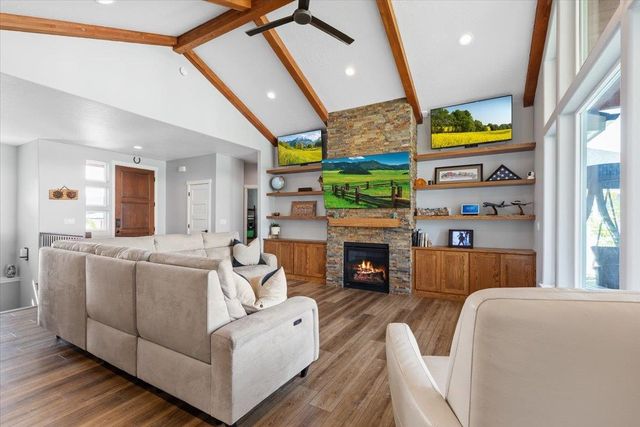 4210 W Pine Cliff Dr, Spokane, WA 99208