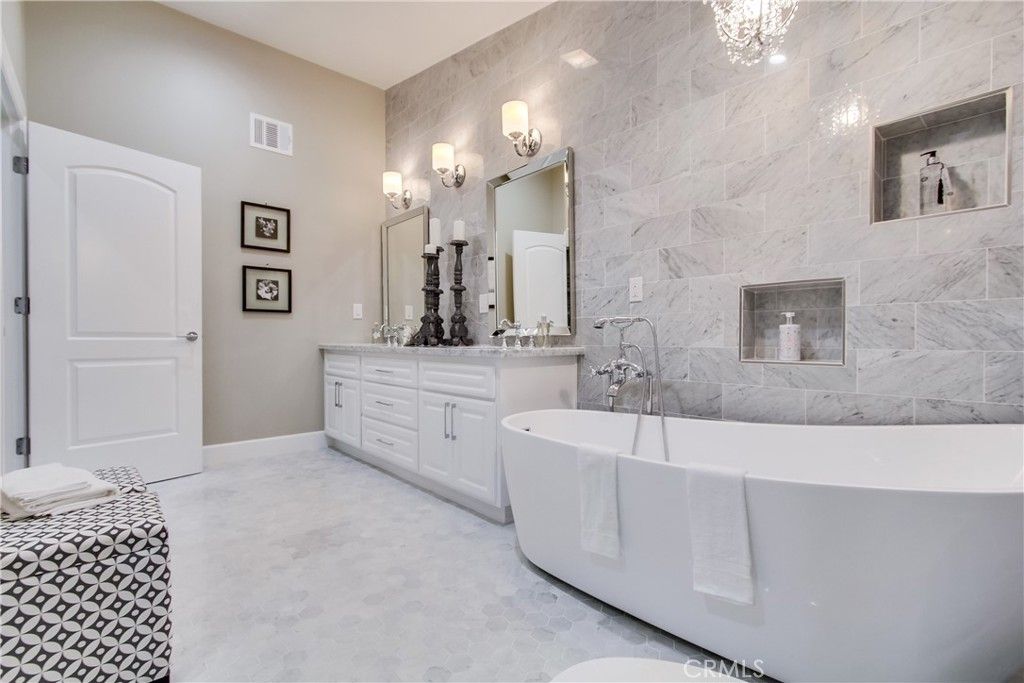 Image 17 of property listing at 11645 Woodbridge Street, Studio City, CA 91604