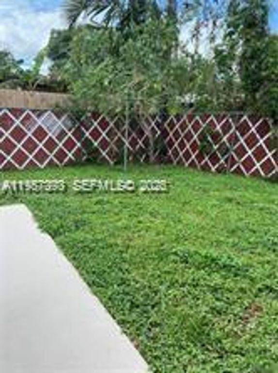 300 SW 9th Ave 2, Hallandale Beach, FL 33009