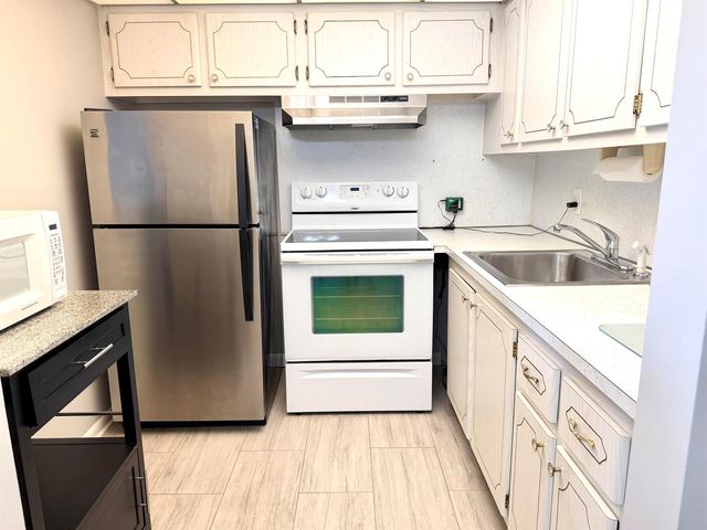 162 Windsor H, West Palm Beach, FL 33417