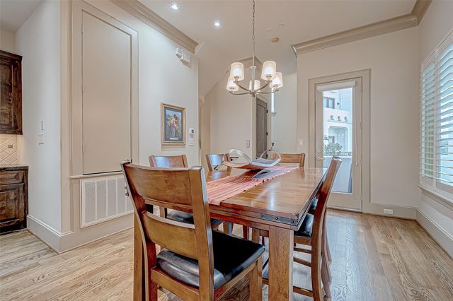 311 Calle Sevilla Place, Houston, TX 77007