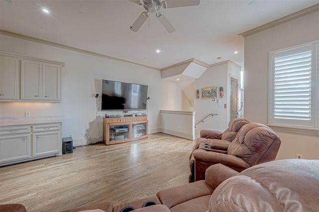 311 Calle Sevilla Place, Houston, TX 77007