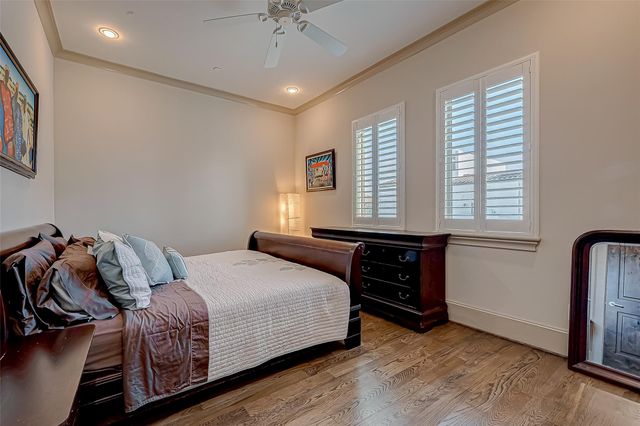 311 Calle Sevilla Place, Houston, TX 77007