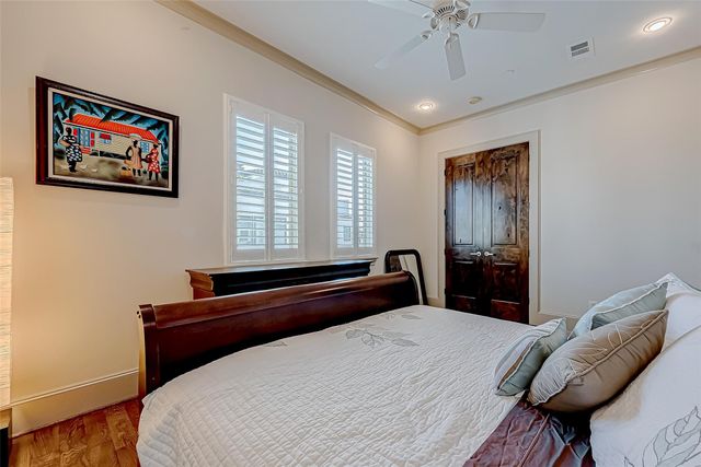 311 Calle Sevilla Place, Houston, TX 77007