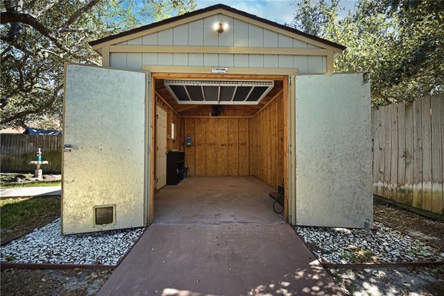 106 N Santa Clara Dr, Rockport, TX 78382