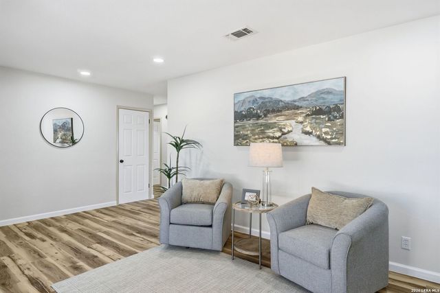 110 De Soto Dr, Universal City, TX 78148