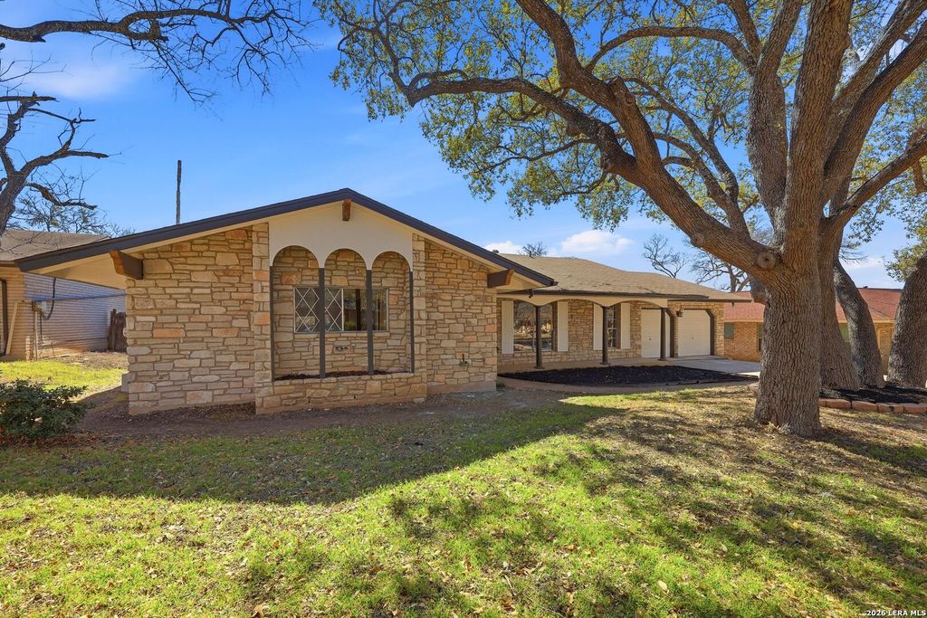 110 De Soto Dr, Universal City, TX 78148