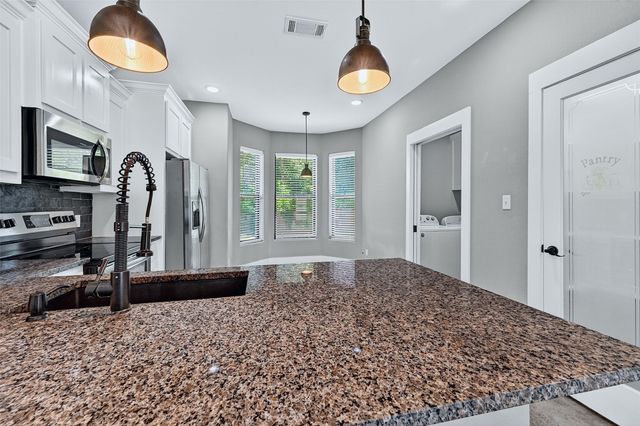 1513 S 7th Avenue, Denison, TX 75021