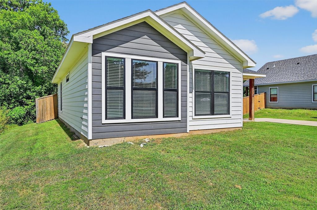 1513 S 7th Avenue, Denison, TX 75021