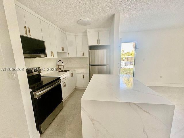 7195 NW 179th St 107, Hialeah, FL 33015