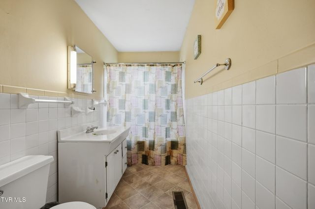 26 Wh Short Street, Castlewood, VA 24224