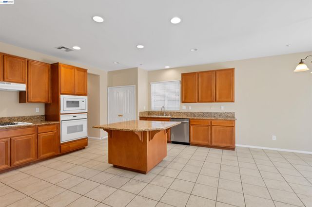 16166 Meadowmeer Ln, Fontana, CA 92336