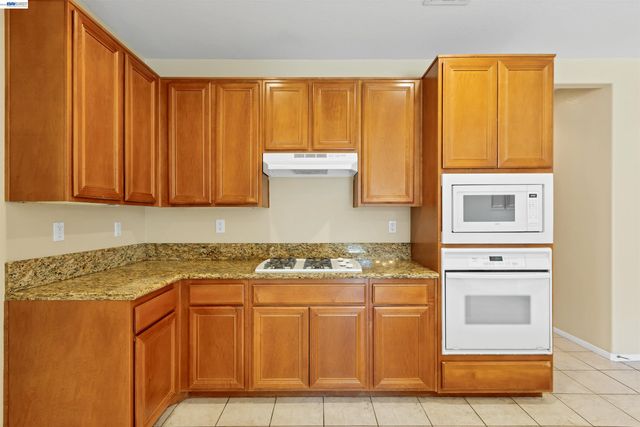 16166 Meadowmeer Ln, Fontana, CA 92336