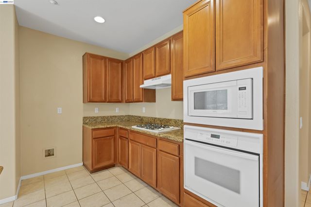 16166 Meadowmeer Ln, Fontana, CA 92336