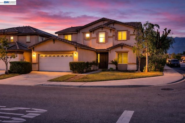 16166 Meadowmeer Ln, Fontana, CA 92336