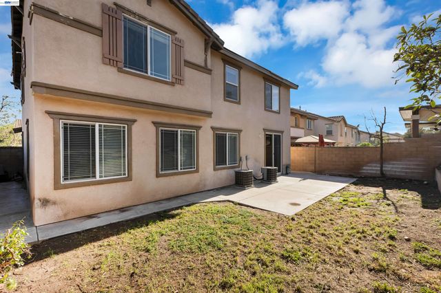 16166 Meadowmeer Ln, Fontana, CA 92336