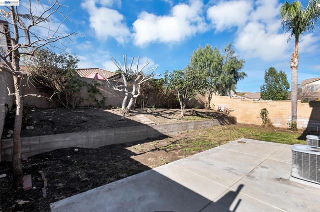 16166 Meadowmeer Ln, Fontana, CA 92336