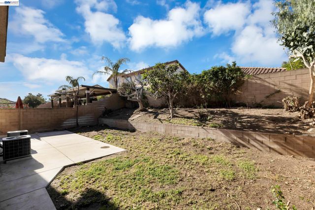 16166 Meadowmeer Ln, Fontana, CA 92336