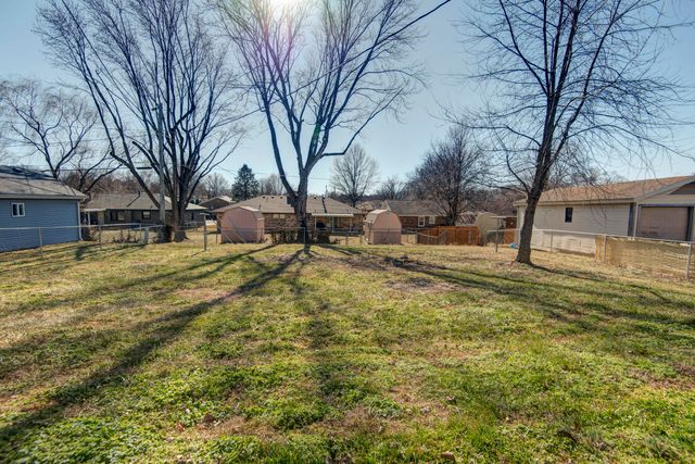 1310 E Bonaire Court, Springfield, MO 65803