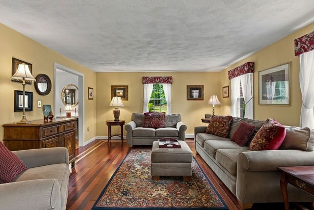 7 Doucette Dr, Marlborough, MA 01752