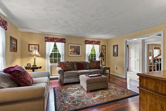 7 Doucette Dr, Marlborough, MA 01752