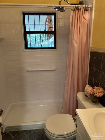 4694 Kingston Dr, Pensacola, FL 32526