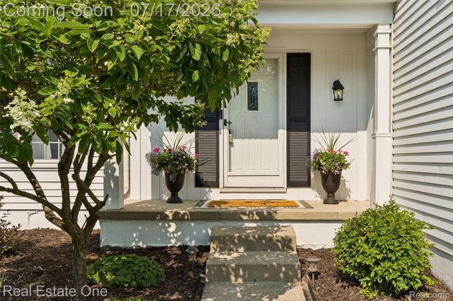 763 Whitney Drive, Rochester Hills, MI 48307