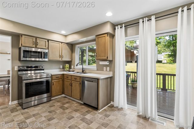 763 Whitney Drive, Rochester Hills, MI 48307