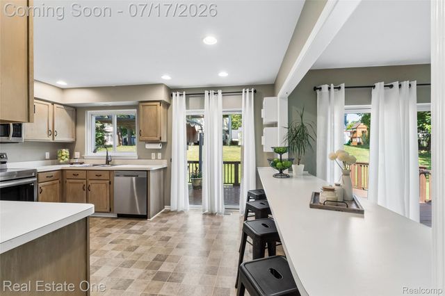 763 Whitney Drive, Rochester Hills, MI 48307