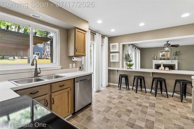 763 Whitney Drive, Rochester Hills, MI 48307