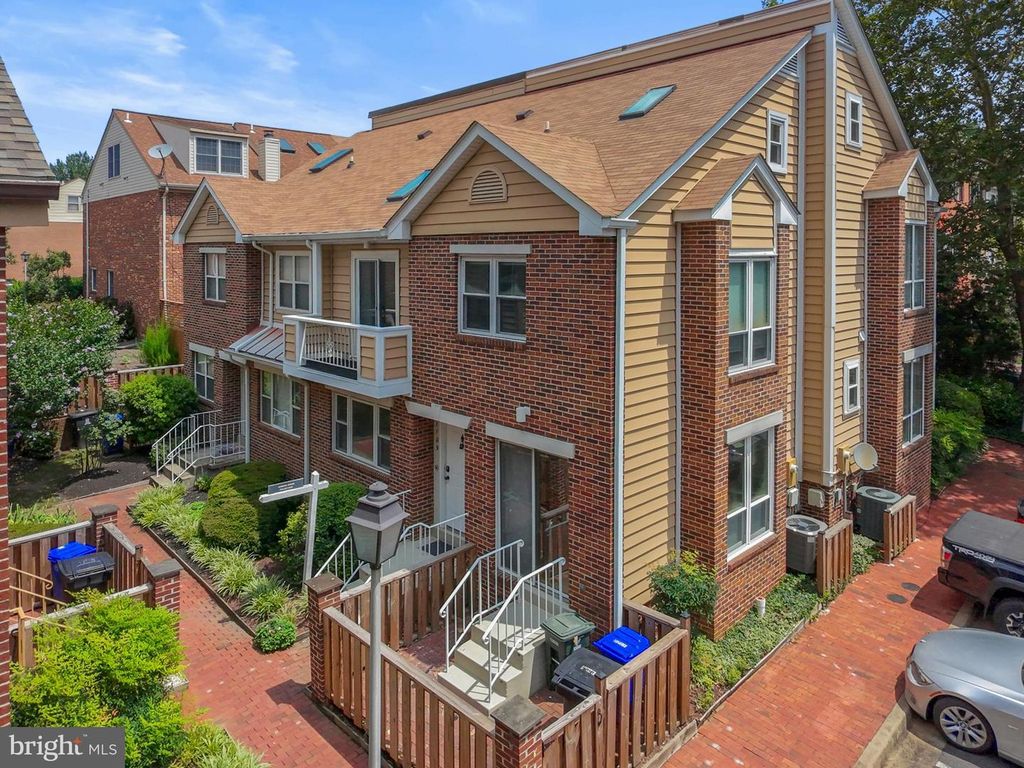 1109 N VERNON ST, Arlington, VA 22201