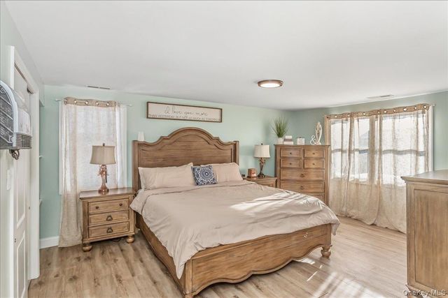 815 S 4th Street, Lindenhurst, NY 11757