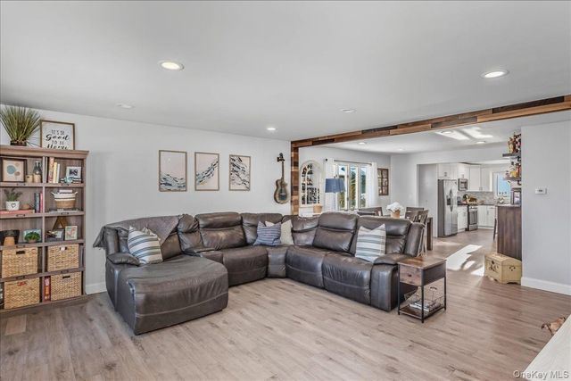 815 S 4th Street, Lindenhurst, NY 11757