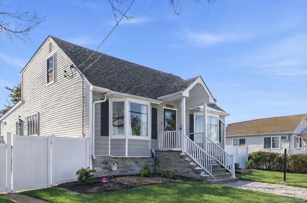 815 S 4th Street, Lindenhurst, NY 11757