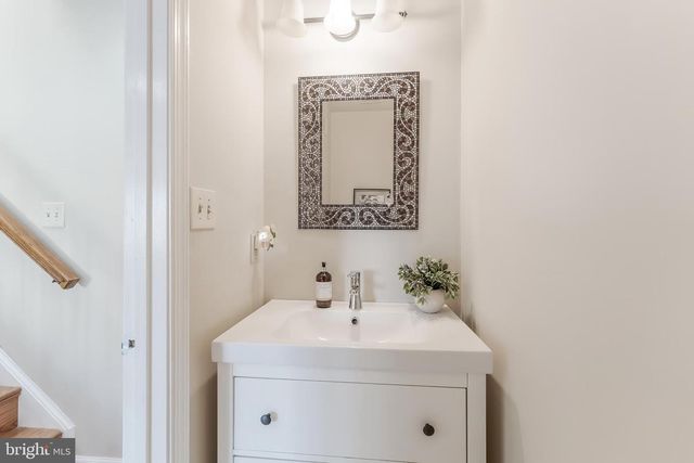 4261 FOX LAKE DR, Fairfax, VA 22033