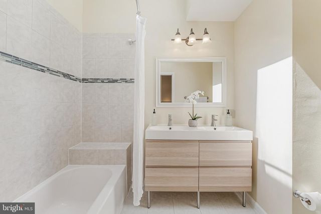 4261 FOX LAKE DR, Fairfax, VA 22033