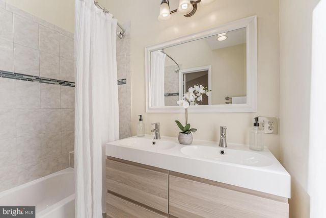 4261 FOX LAKE DR, Fairfax, VA 22033