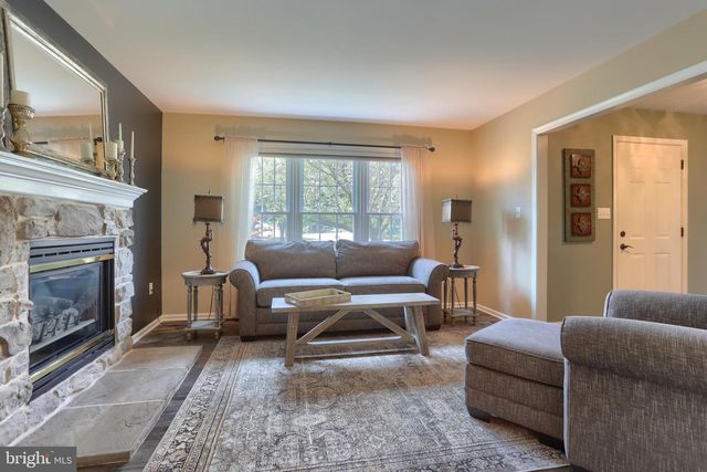 15 OAK KNOLL CIR, Lebanon, PA 17042